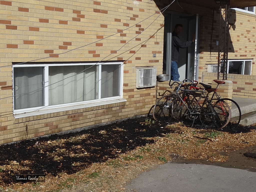 Grass Fire at 904 Thomas Ave NE    CSi photo